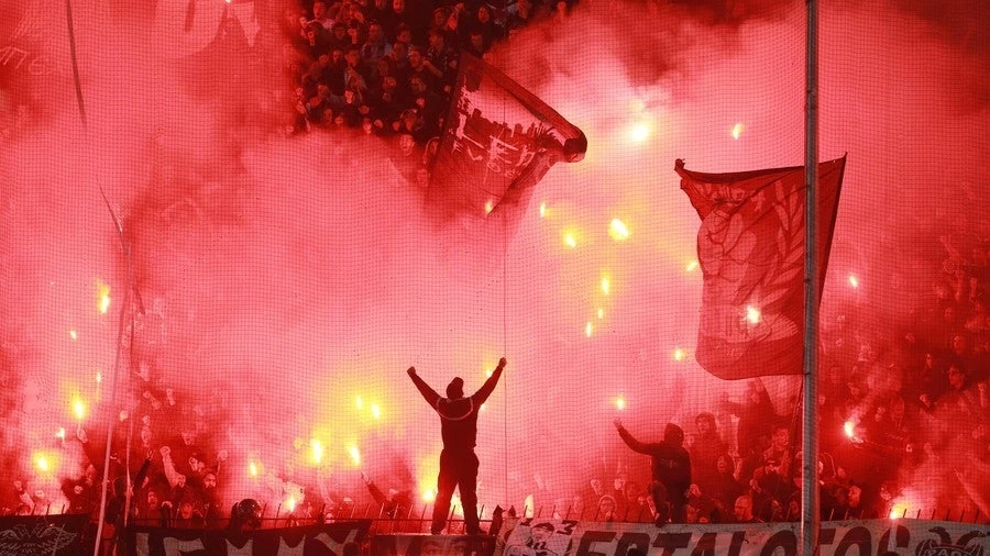 Επίθεση οπαδών Ολυμπιακού σε τηλεοπτικό συνεργείο